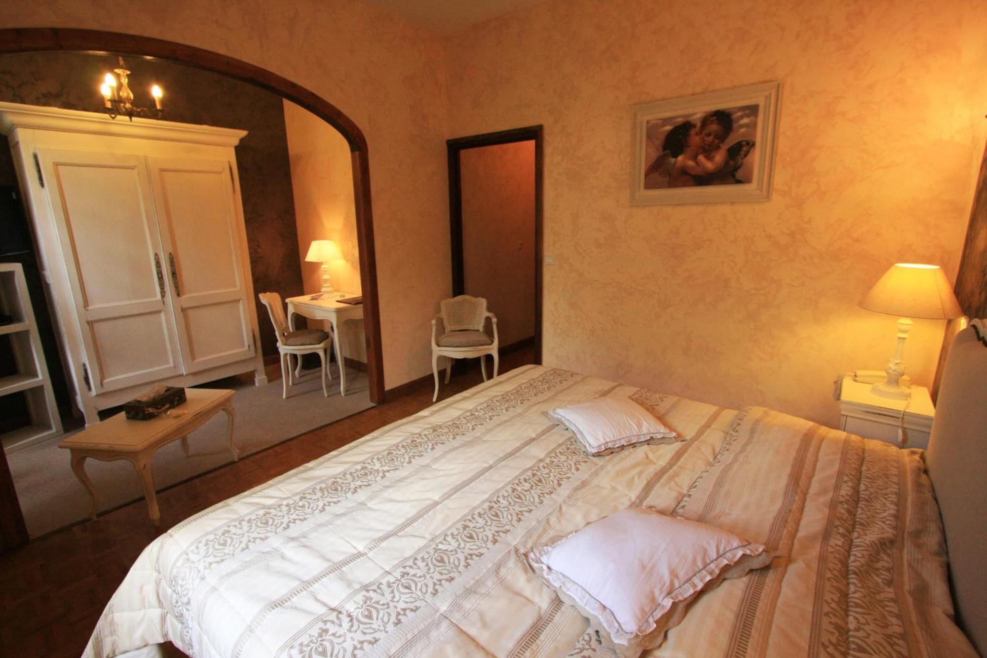 Logis Hostellerie Du Grand Duc Hotel Restaurant Gincla Quarto foto
